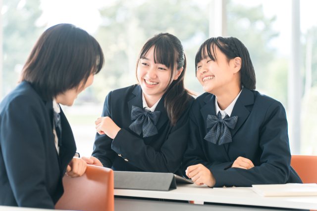 笑顔で話す生徒たち