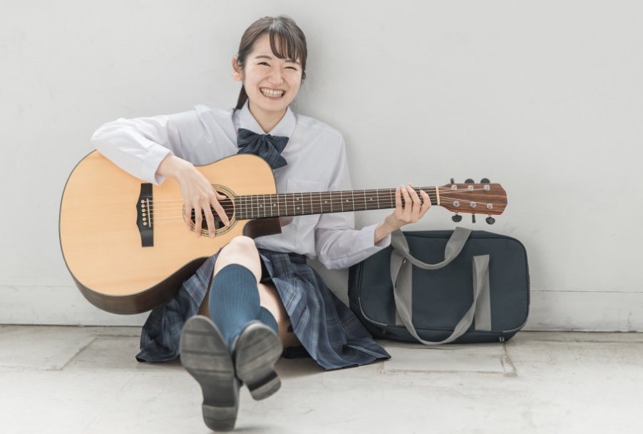 ギターを弾く生徒(好きなことに打ち込む)
