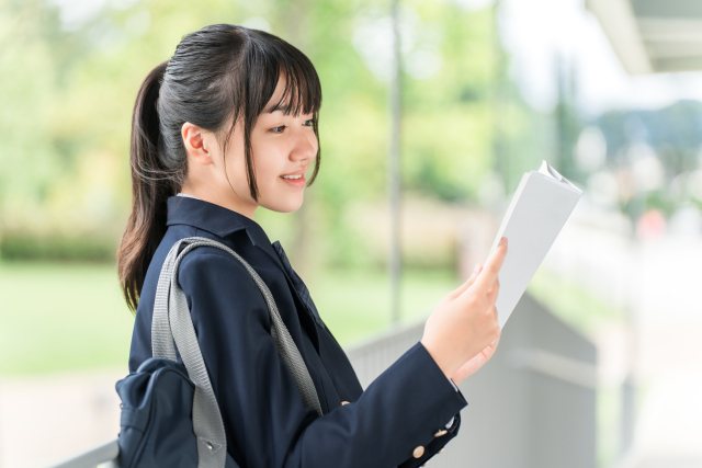 本を読む高校生